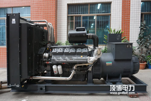 800KW無動柴油發(fā)電機組選配科浦發(fā)電機深?？刂破骷夹g(shù)參數(shù)